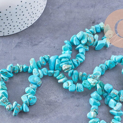 Perles chips turquoise de synthèse, x1 fil 90 cm (g1770)