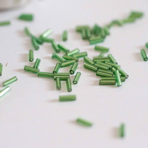 Perles rocaille tube vert,perles rocaille vert, perles vert métallisé, long tube,6mm x 2mm, x 5gr g2691