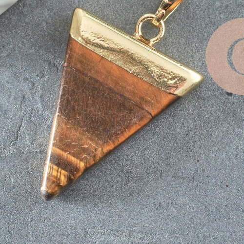 Pendentif triangle oeil de tigre naturel laiton doré 30-40mm, x1 (g5213)