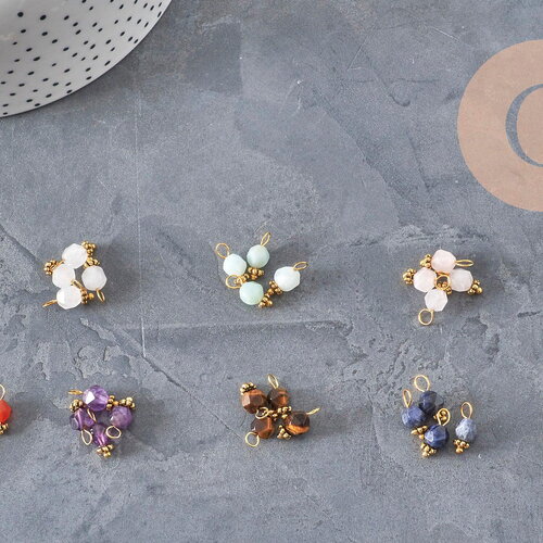 Breloque hexagone pierres naturelles laiton doré 12mm, x1 (g8343)