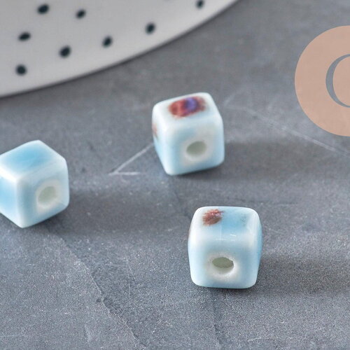 Perles cube céramique bleu clair 8mm, x5 (g11240)