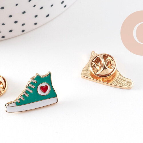 Broche pin's chaussure converse doré émail turquoise 22.5mm, x1 (g10943)