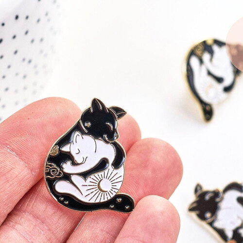 Broche pins chat noir &amp; blanc ying yang mystique doré émail noir 30mm, x1 (g5553)
