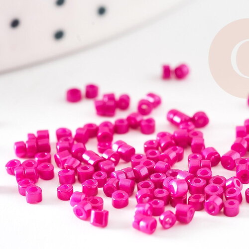 Perles rocaille tube rose fuchsia opaque 1.5-2mm, x1 sachet de 8gr (g9165)
