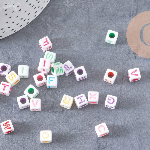 Perle carré lettre alphabet plastique blanc lettre multicolore,création bracelet,6mm, x10gr (g3799)