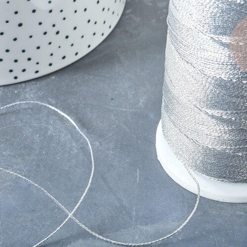 Fil argent métallisé nylon à broder-couture-bijoux 0.6mm,x5 mètres (g8138)