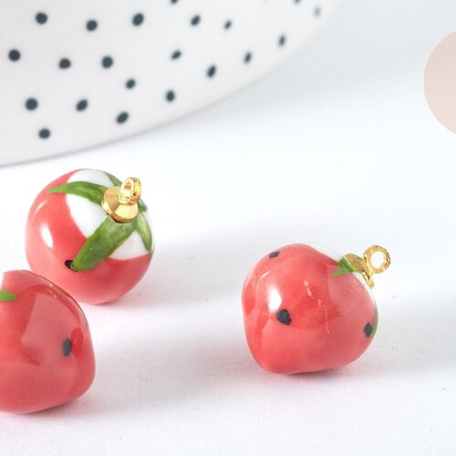 Pendentif fraise porcelaine et laiton doré rouge 18~20mm, pendentif fruit , x1 (g7450)