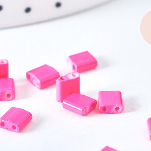 Perles rocaille verre rectangle rose fluorescent, perle carré création bracelet, perle tila,4.5mm,2 trous, x50 (4.8 gr) (g6960)