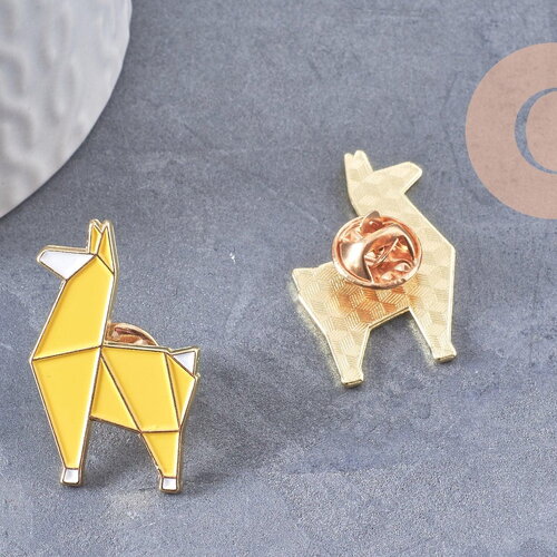 Broche pins chien caniche origami zamac doré émail jaune 32.5x21mm, x1 (g10320)