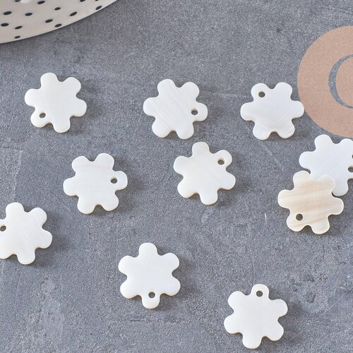 Pendentif fleur nacre blanche naturelle, perle fleur,nacre naturelle,coquillage blanc,13mm, x10 g1060