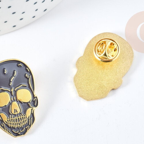 Broche pins tête de mort mystique doré émail noir 32.5mm, x1 (g8504)