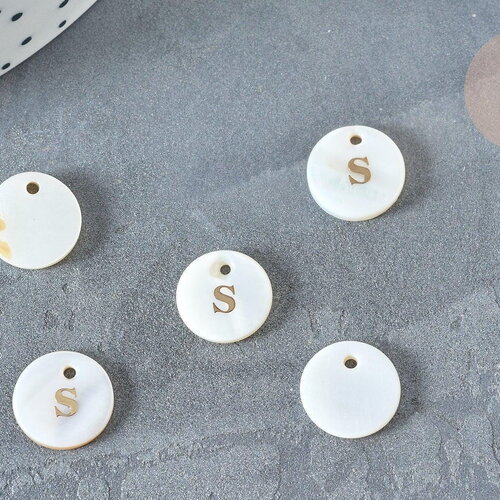 Pendentif rond lettre dorée nacre blanche naturelle 11mm, x1 (g0049)