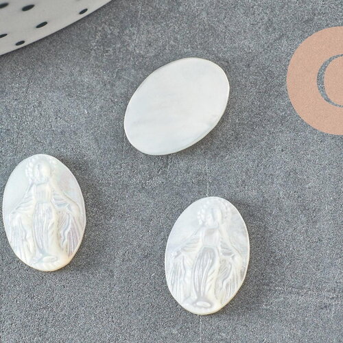 Cabochon ovale nacre blanche naturelle gravé vierge marie 14x10mm, x1 (g9625)