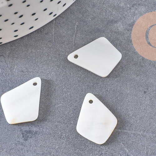 Charm losange nacre blanche naturelle 20mm, x 10 (g1062)