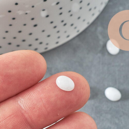 Cabochon ovale jade naturel blanc 8x6mm, x1 (g10527)