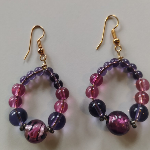 Boucles d'oreilles créoles perles en verre violet rose