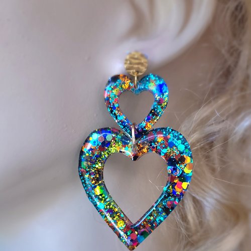Boucles d oreille pendante resine et paillettes forme  coeurs
