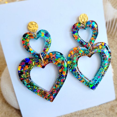 Boucles d oreille pendante resine et paillettes forme  coeurs