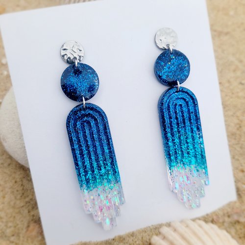 Boucles pendantes  résine paillettes bleu turquoise blanc phosphorescent
