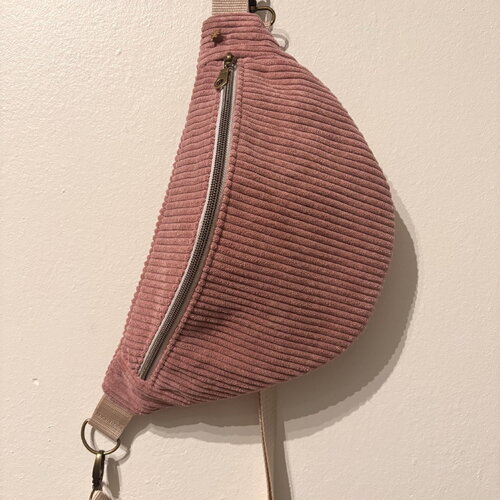 Sac banane en velours côtelé – sac bandoulière femme – sac banane fait main – cadeau femme – sac tendance rose poudré