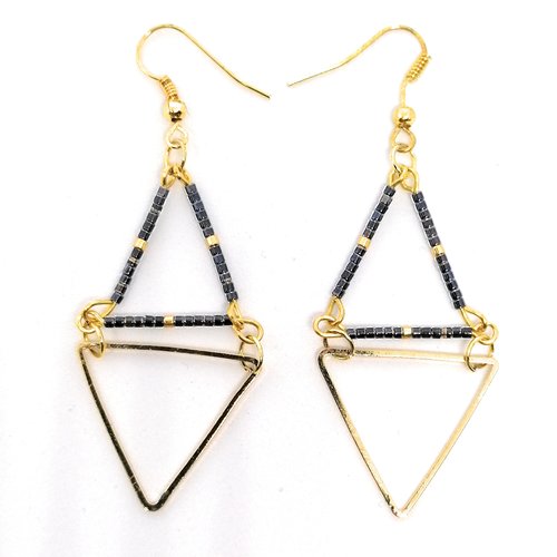 Boucles d'oreilles losanges - perles miyuki anthracites et triangle doré