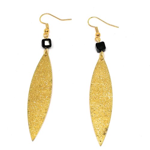Boucles d'oreilles pendantes - estampe dorée- perle carrée noire 8cm