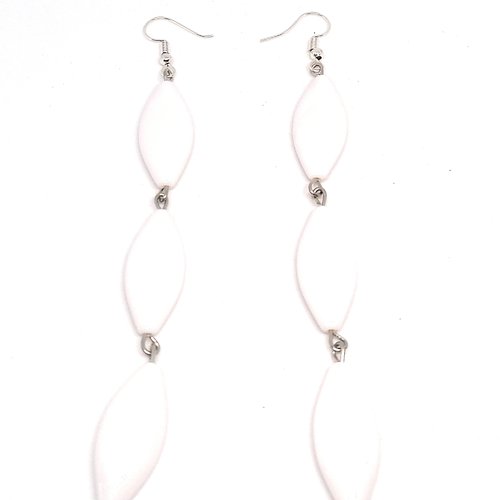 Boucles d'oreilles pendantes argentées et perles blanches