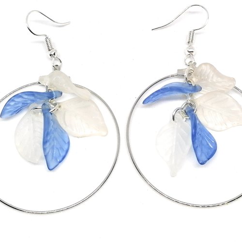 Boucles d'oreilles créoles argentées - grappe de perles feuilles bleu et blanc