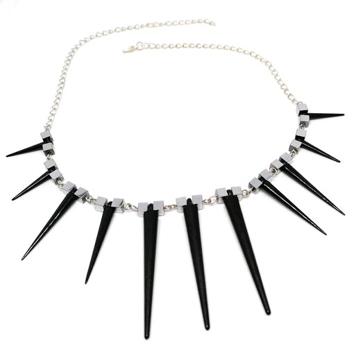 Collier argenté, perles carrées argentées et dégradé de cônes noirs