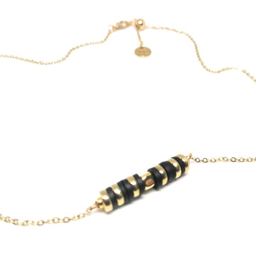 Collier doré fin- perles d'argile et métal réglable