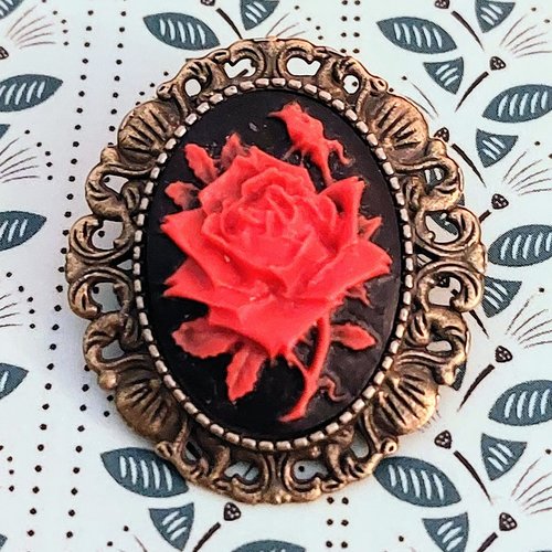 Broche camee gothique rose rouge rockabilly pin up