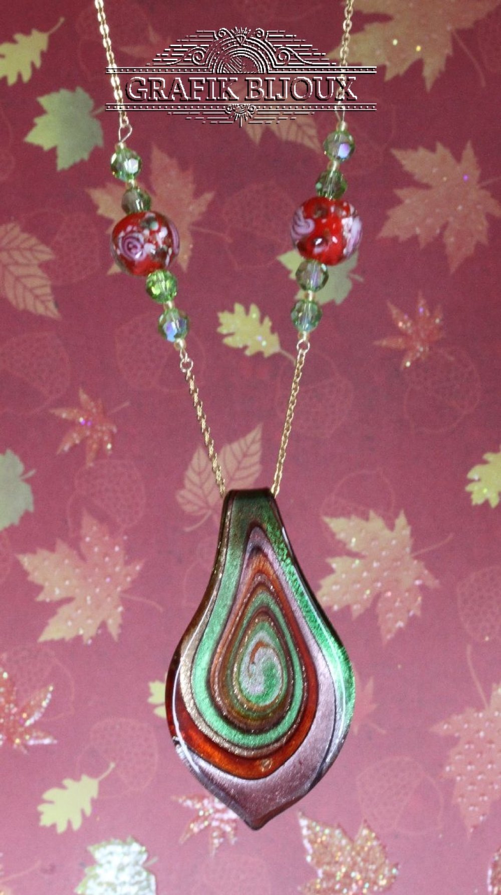 Collier avec pendentif en verre de murano, perles en cristal autrichien et  plaqué or - Un grand marché