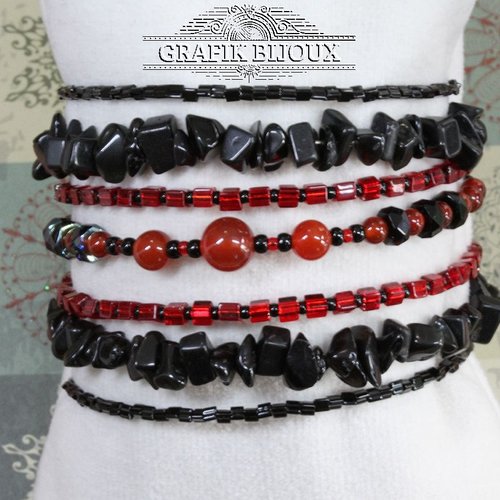 Bracelet 7 tours en acier inoxydable, agate noire et rouge, cubes et rocailles miyuki.