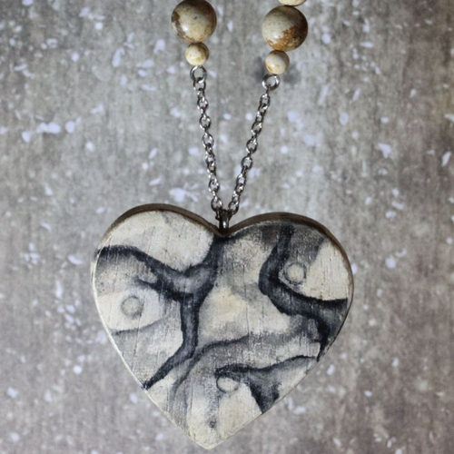 Collier en acier inoxydable, jaspe paysage et pendentif coeur en bois