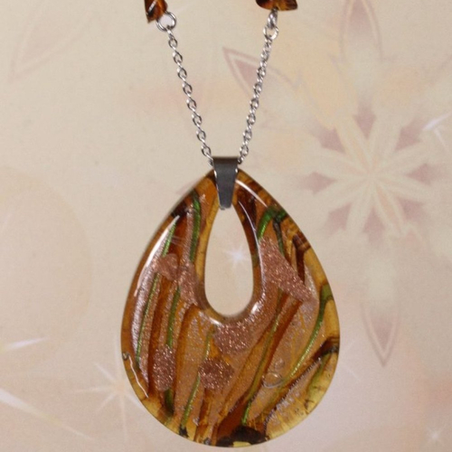 Collier avec pendentif en verre de murano, perles en cristal autrichien, pierre et acier inoxydable