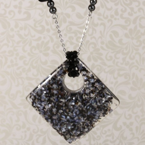 Collier avec pendentif en acrylique, perles en verre, hématite et acier inoxydable