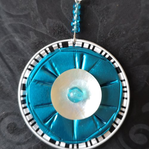 Pendentif à rond de nacre perlé sur capsule nespresso turquoise