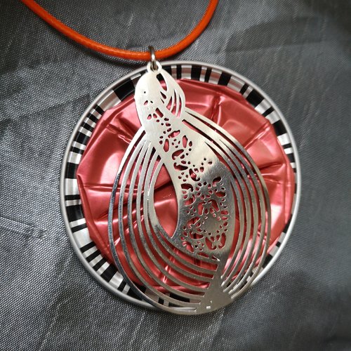 Pendentif goutte d'eau ouvragée en métal sur capsule nespresso  corail
