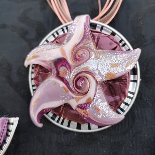 Pendentif à etoile de mer en verre sur capsule nespresso rose