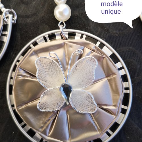 Pendentif papillon blanc sur capsule nespresso camel