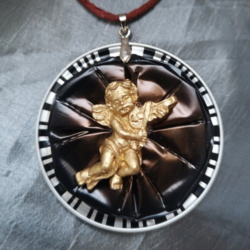 Pendentif à ange doré sur capsule nespresso marron