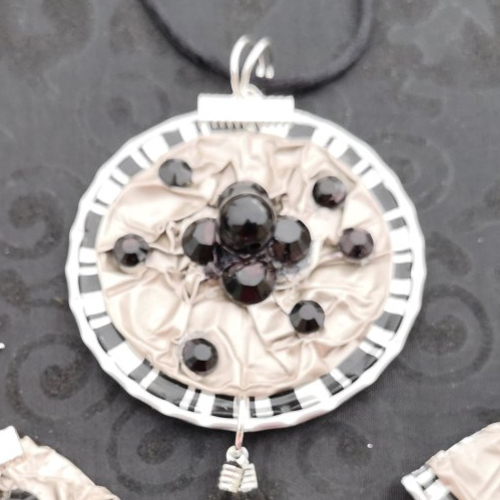 Pendentif perles noires sur capsule nespresso camel