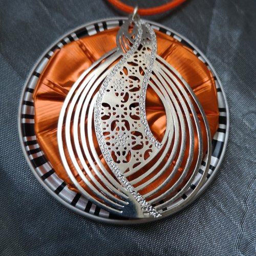 Pendentif goutte d'eau ouvragée en métal sur capsule nespresso orange