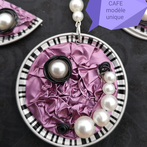 Pendentif à volute noire et perles blanches sur capsule nespresso rose