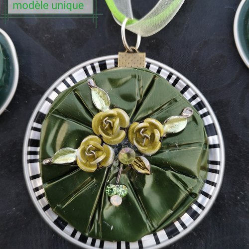 Pendentif à fleurs vertes en métal sur capsule nespresso verte