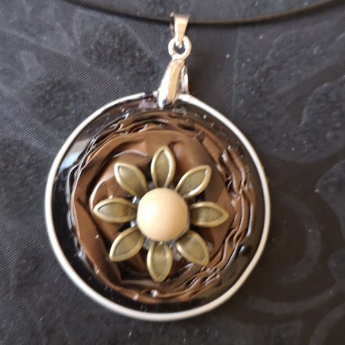Pendentif fleur laiton sur capsule nespresso marron