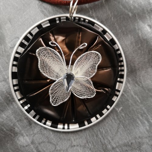 Pendentif papillon blanc sur capsule nespresso marron