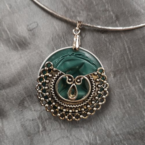 Pendentif tete de chouette sur capsule vert d eau