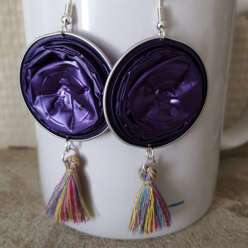 Boucle d'oreille à pompon pendent multicolore sur capsule violette
