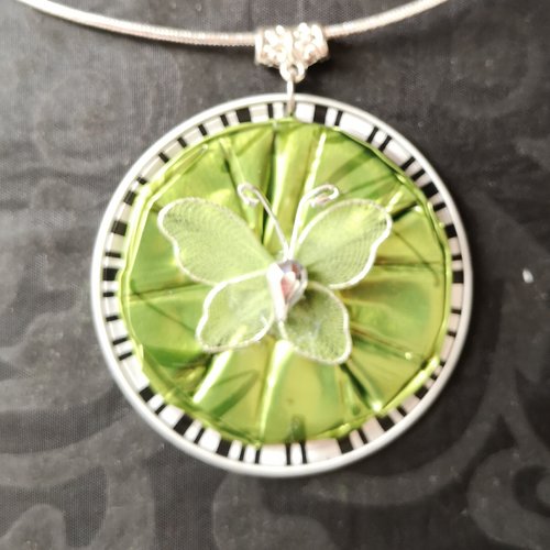 Pendentif papillon vert sur capsule nespresso verte